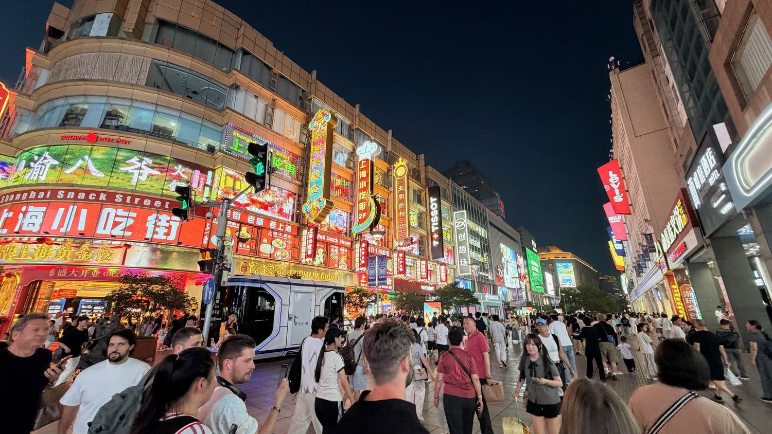 Compras, ruas e o Bund outra vez